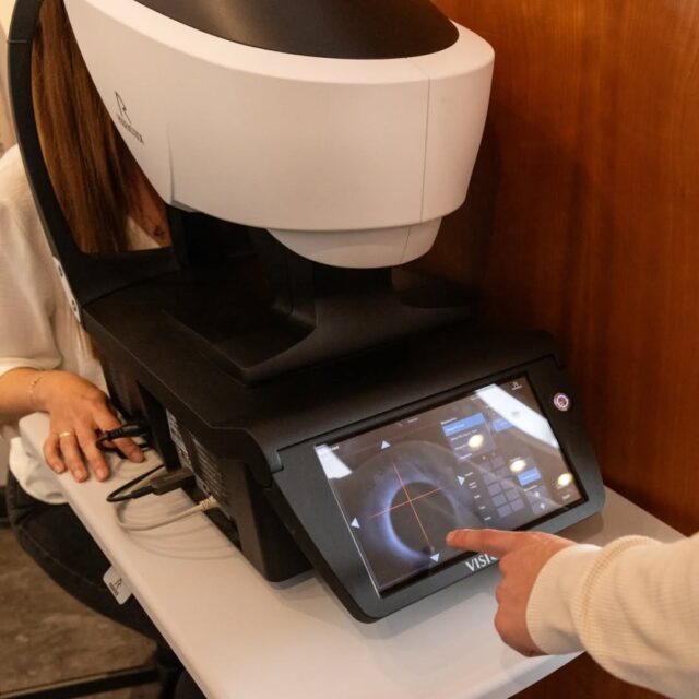Der Weg zur fertigen Brille bei @brillenbinder!!!👓🤓👍🏻🔝🤩

Schritt 1:
Durch die hochpräzise Augenvermessung mit dem DNEye-Scanner von @rodenstock_official messen wir eure Augen an über 7000 Messpunkten. 👀

Schritt 2:
Refraktion... Bestimmung der Sehstärke für die Ermittlung der optimalen Brillengläser. 👌🏻

#brillenbinder #rodenstock #glasses #optiker #deinoptiker #hallein #visithallein
