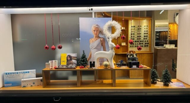 Wir waren letzte Woche sehr fleißig👌🏻…jetzt erstrahlt unsere neue Auslage im weihnachtlichen Glanz!!!🤩🎄💫✨🌟🎄

#brillenbinder #brillen #brillentrends #eyewear #optiker #deinootiker #hallein #visithallein